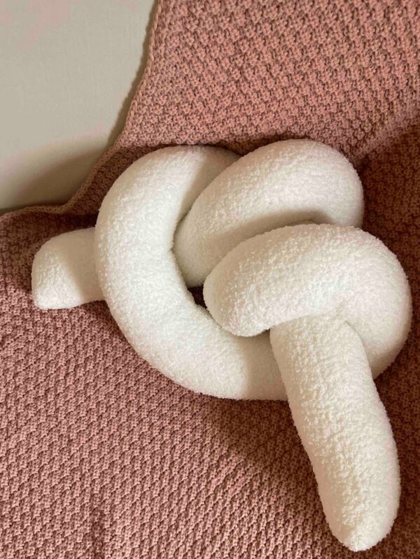 Almohadon con forma de nudo QUIERODECO