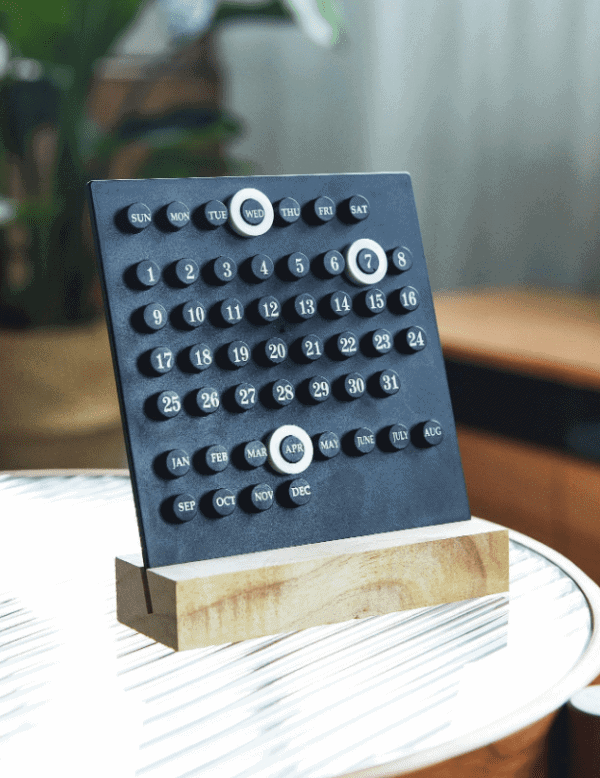 Calendario de escritorio de madera - Image 4